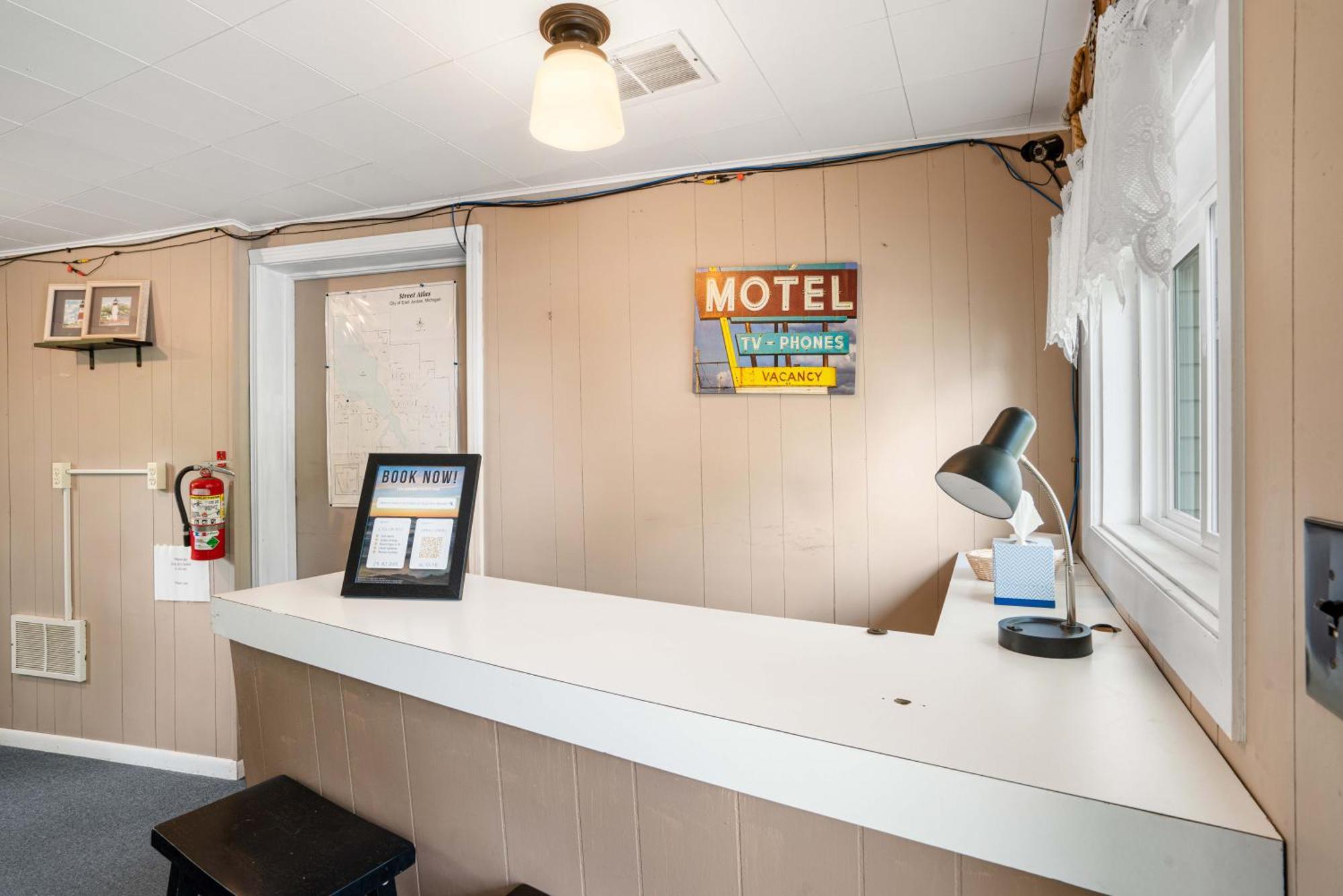 Motel South Arm Retreats East Jordan Zewnętrze zdjęcie