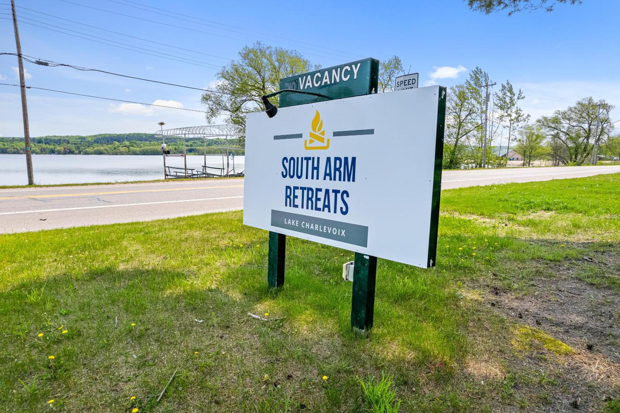 Motel South Arm Retreats East Jordan Zewnętrze zdjęcie
