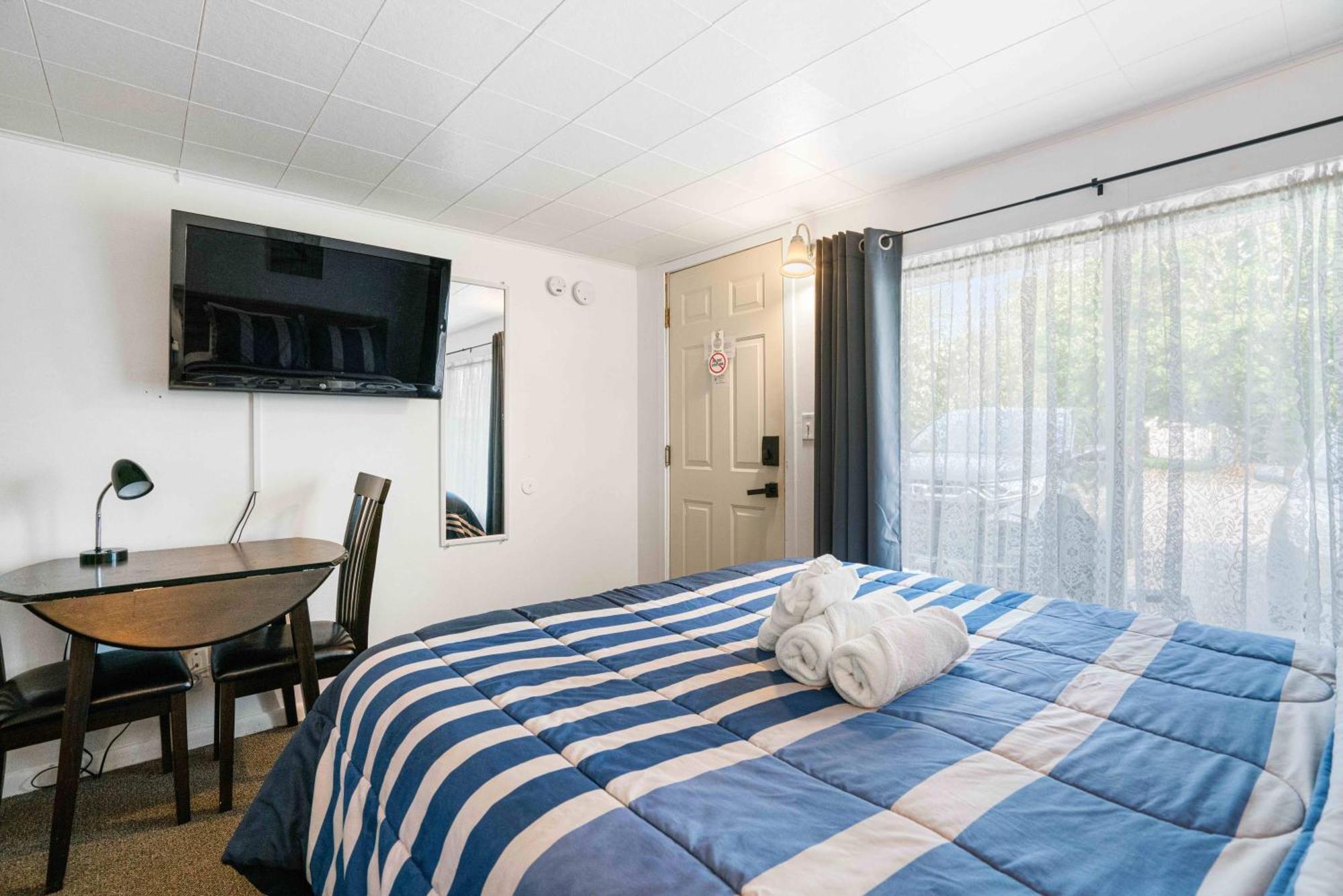 Motel South Arm Retreats East Jordan Zewnętrze zdjęcie
