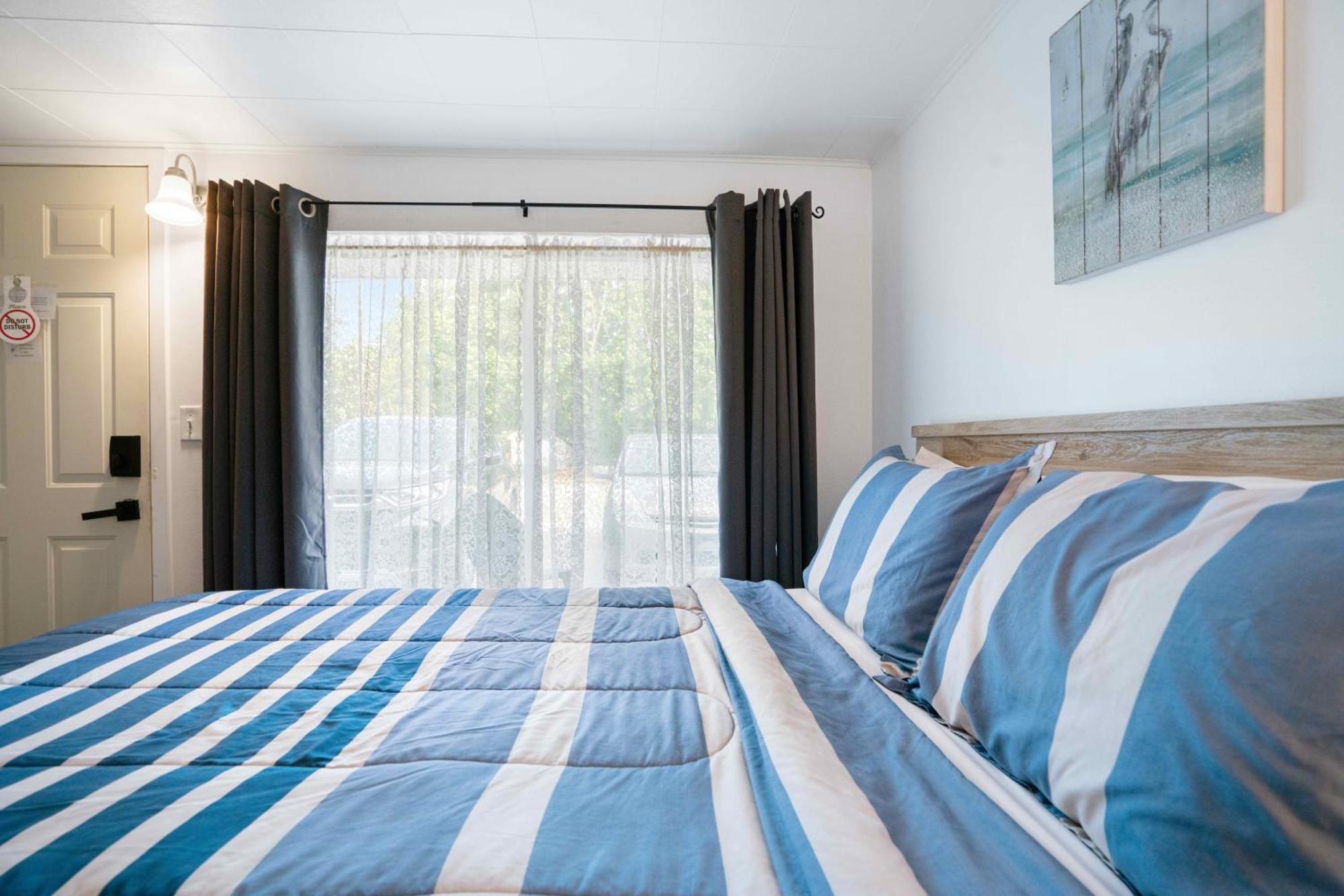 Motel South Arm Retreats East Jordan Zewnętrze zdjęcie