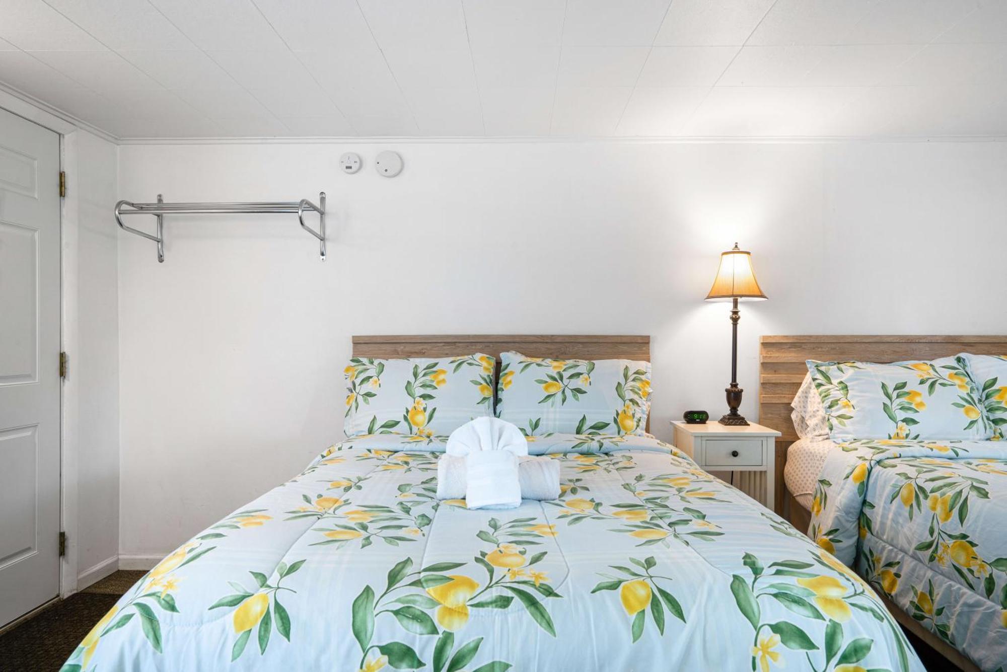 Motel South Arm Retreats East Jordan Zewnętrze zdjęcie