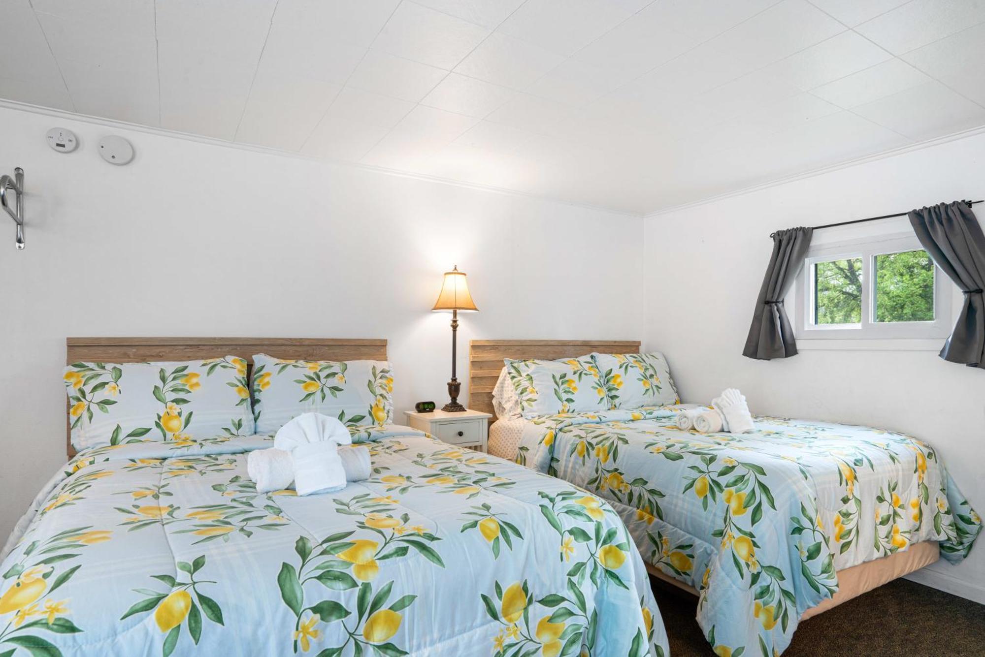 Motel South Arm Retreats East Jordan Zewnętrze zdjęcie