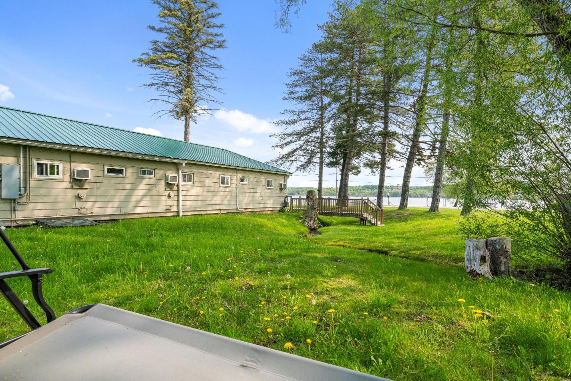 Motel South Arm Retreats East Jordan Zewnętrze zdjęcie