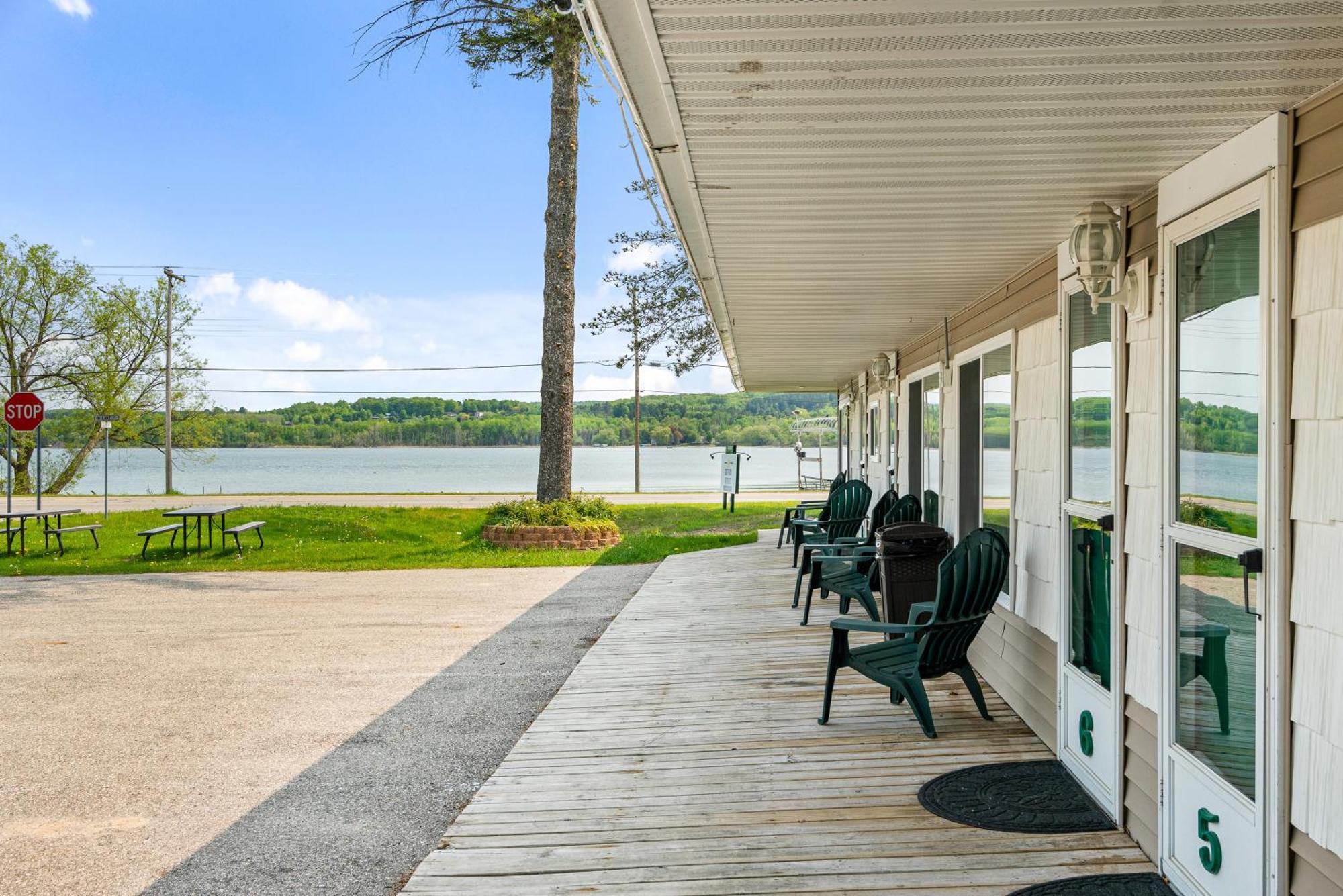 Motel South Arm Retreats East Jordan Zewnętrze zdjęcie