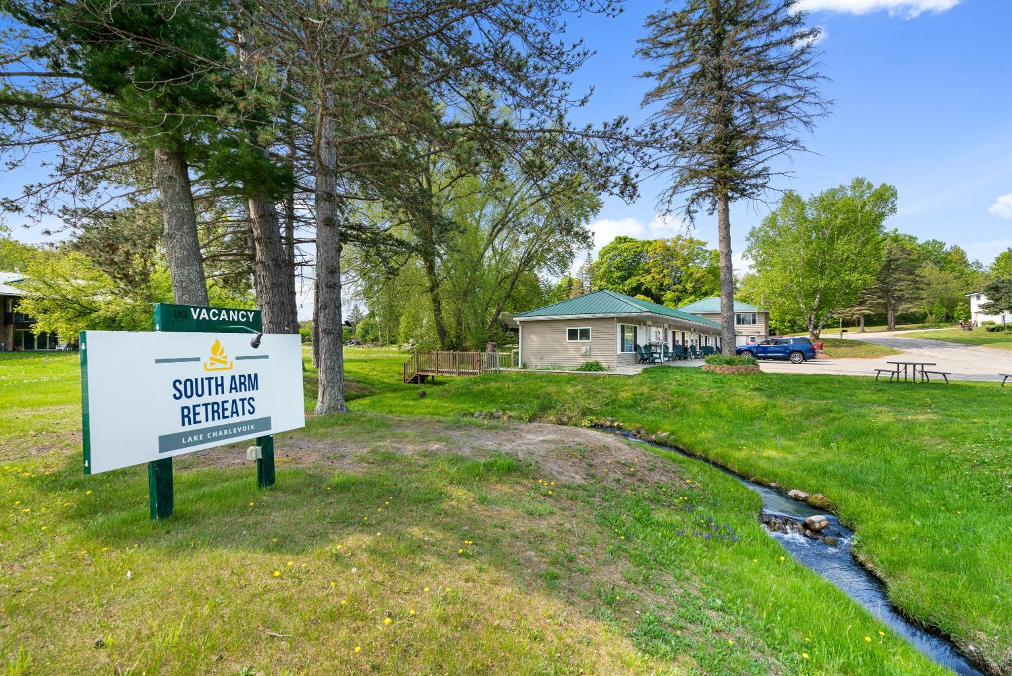 Motel South Arm Retreats East Jordan Zewnętrze zdjęcie
