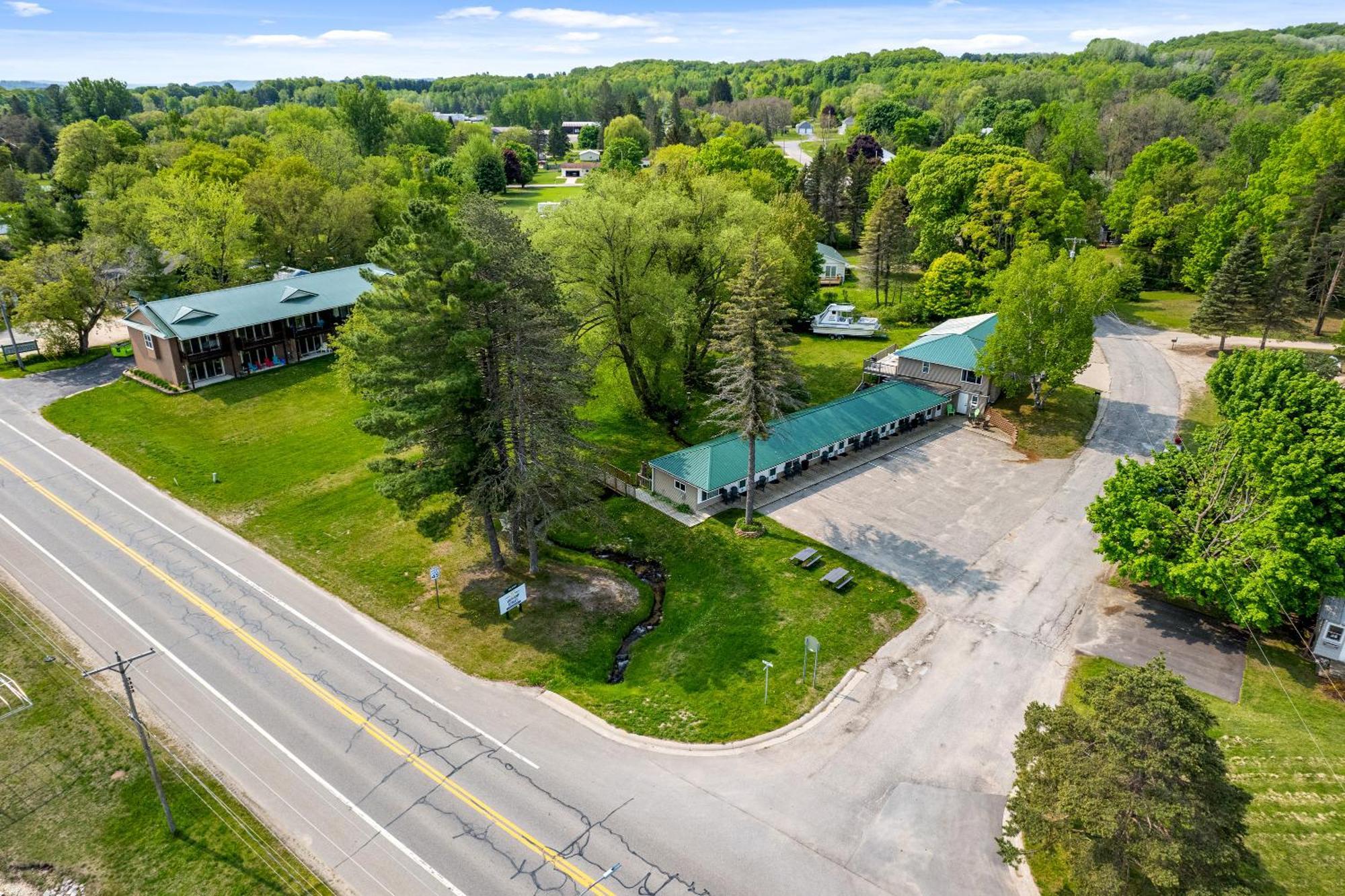 Motel South Arm Retreats East Jordan Zewnętrze zdjęcie