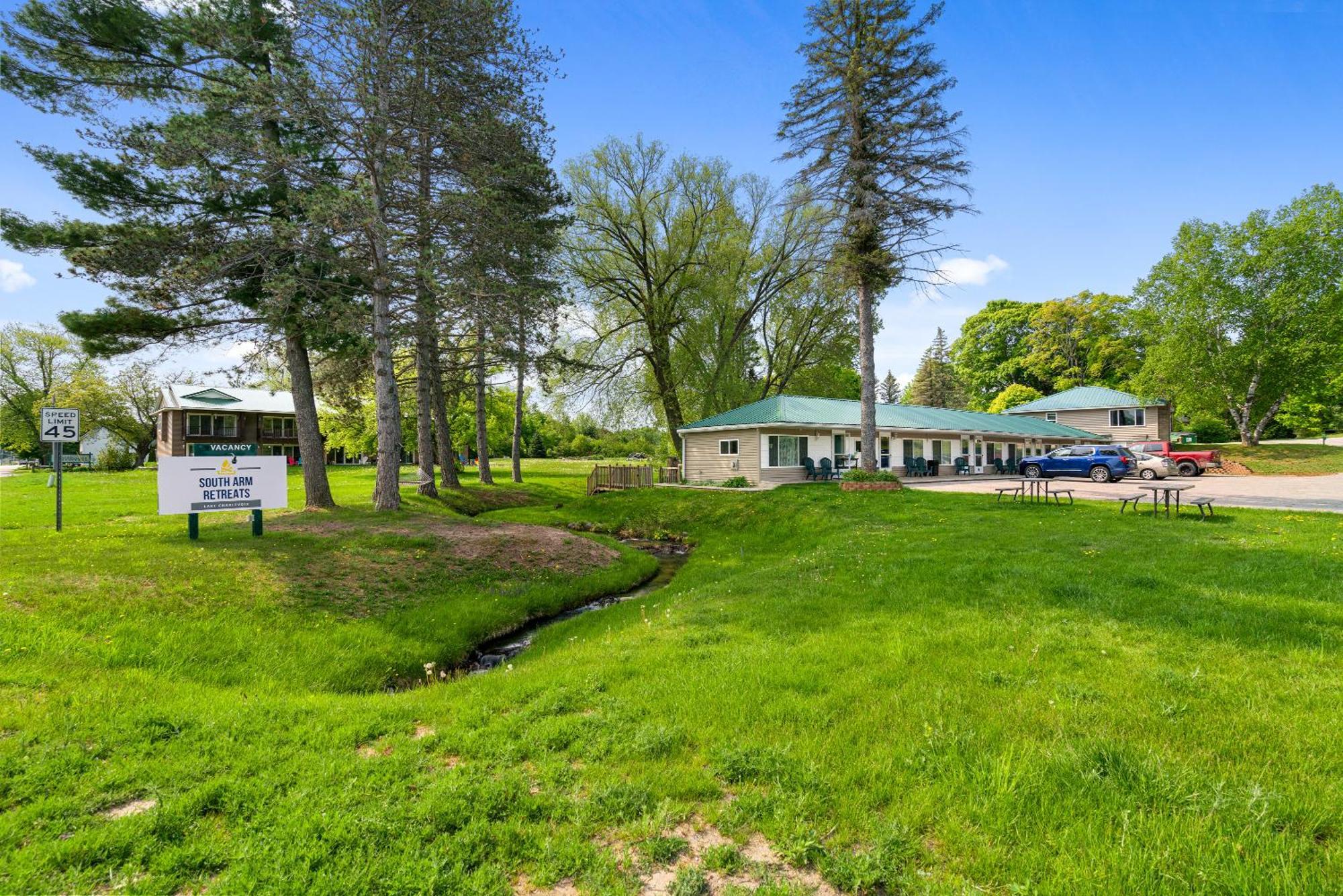 Motel South Arm Retreats East Jordan Zewnętrze zdjęcie