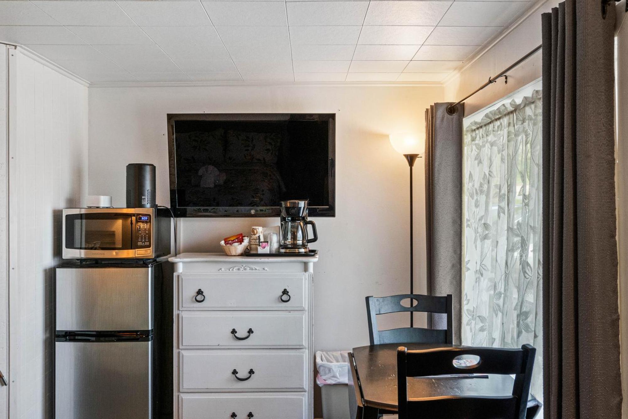 Motel South Arm Retreats East Jordan Zewnętrze zdjęcie