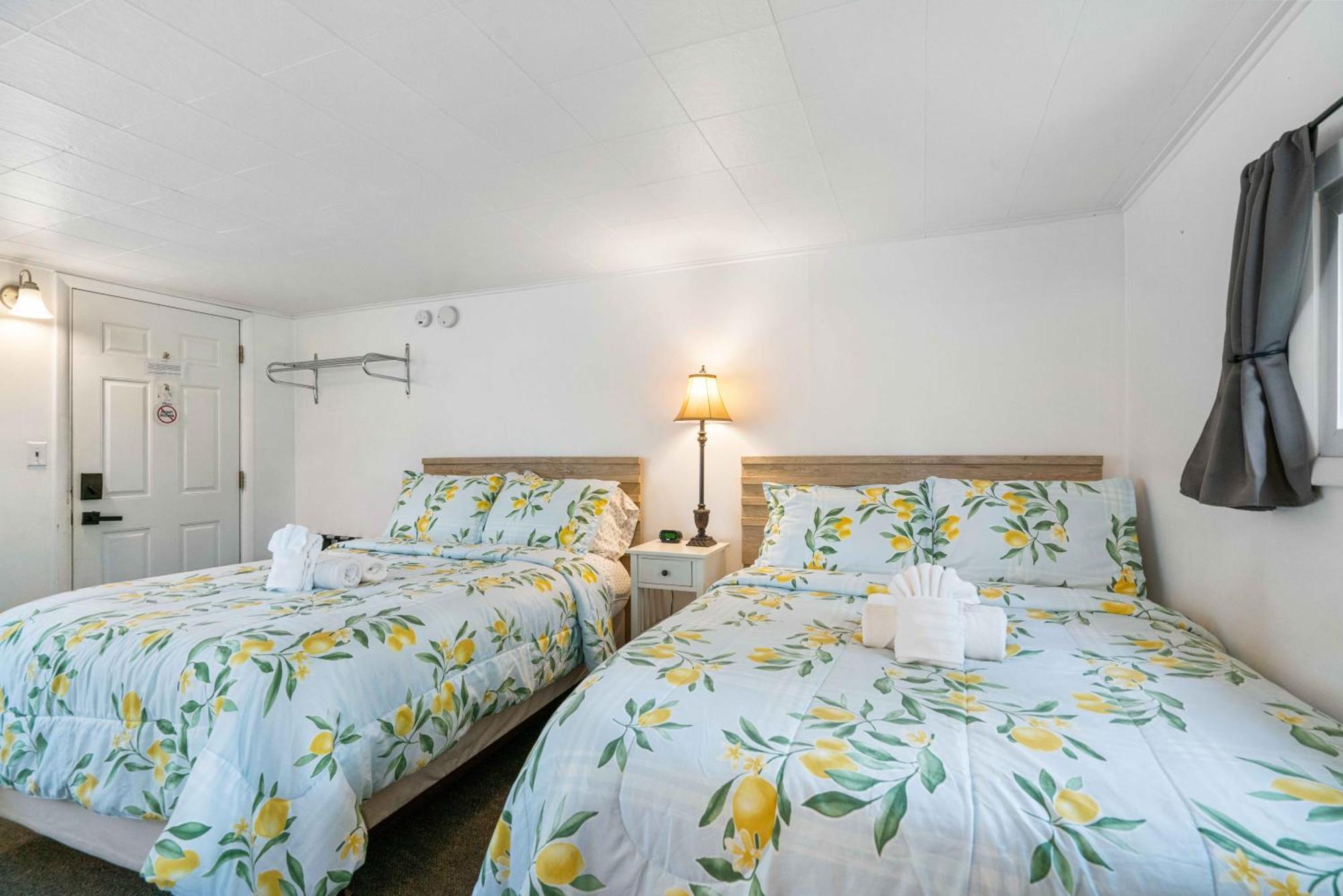 Motel South Arm Retreats East Jordan Zewnętrze zdjęcie
