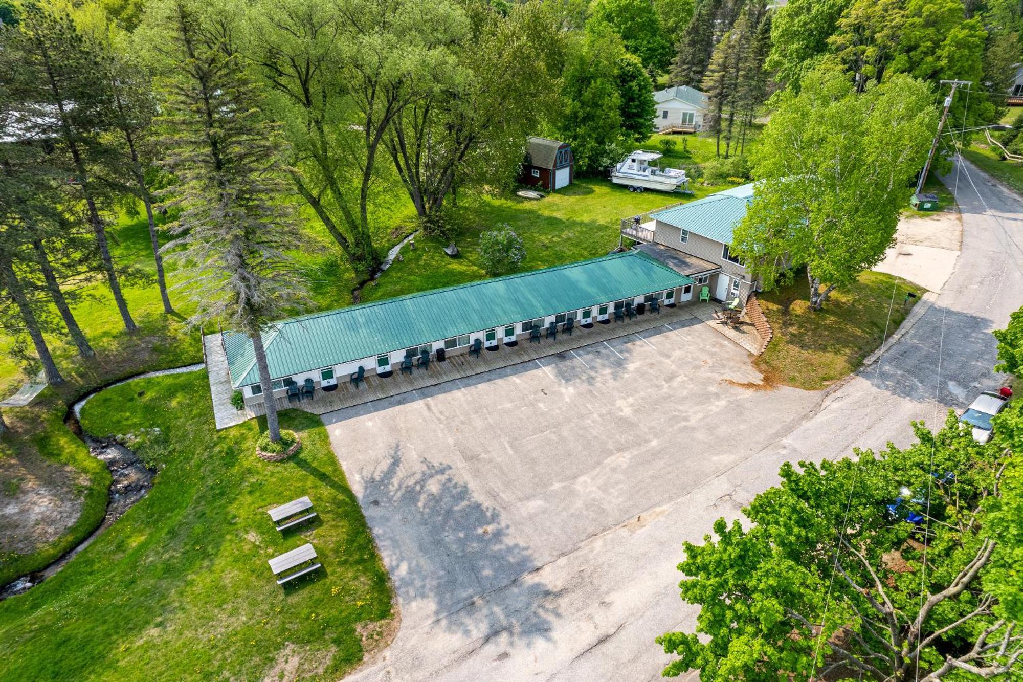 Motel South Arm Retreats East Jordan Zewnętrze zdjęcie