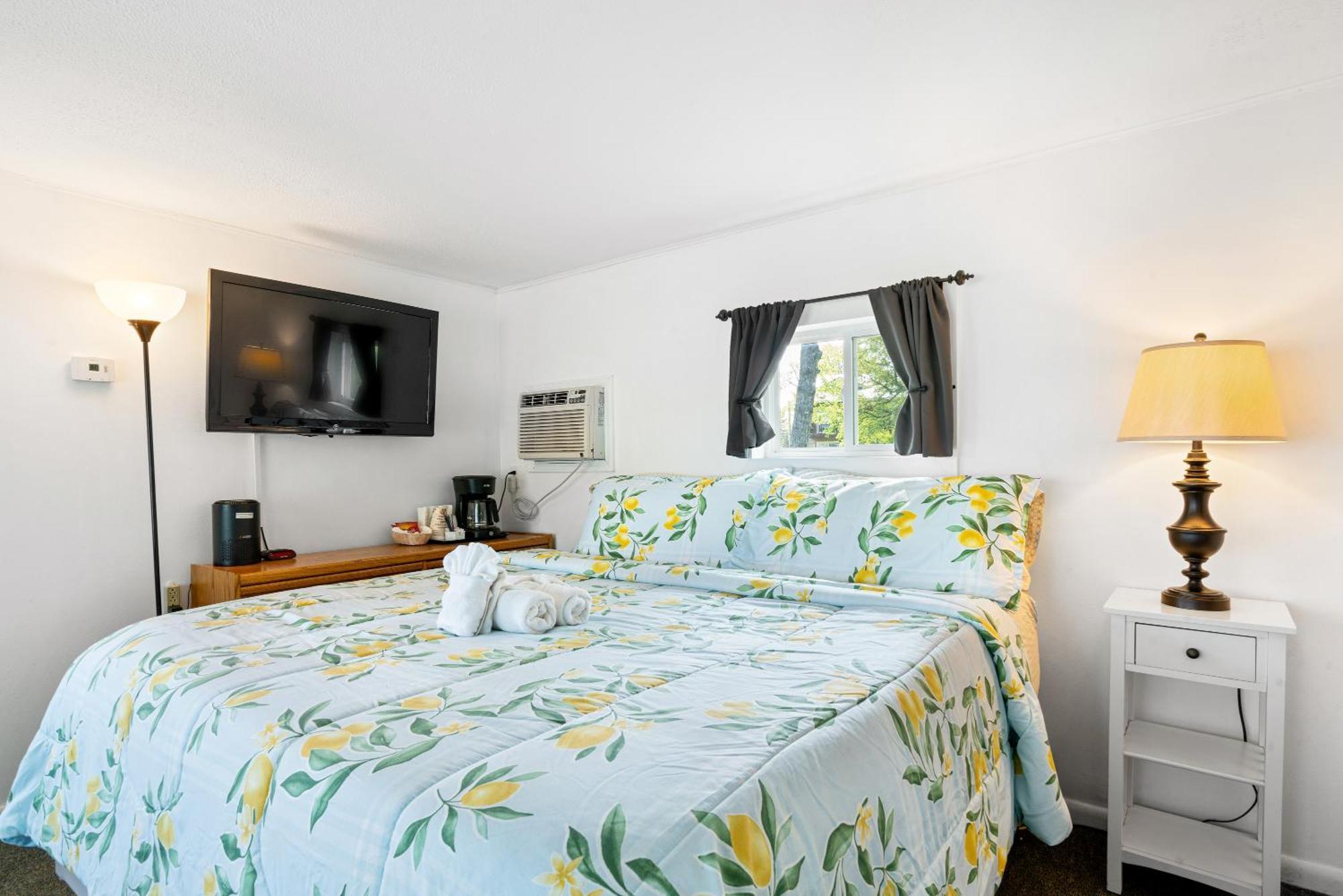 Motel South Arm Retreats East Jordan Zewnętrze zdjęcie