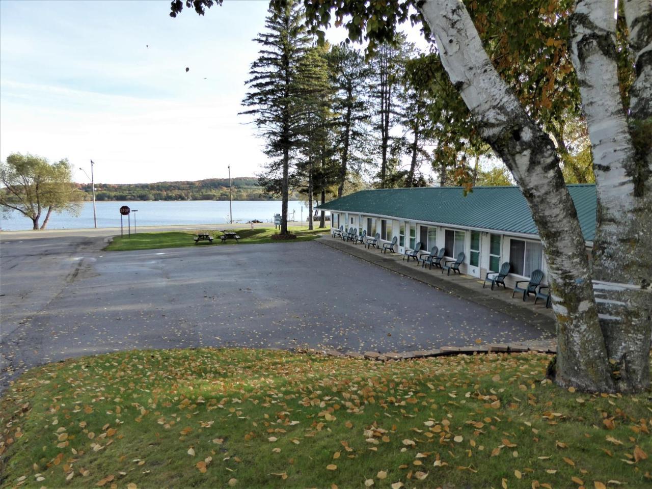 Motel South Arm Retreats East Jordan Zewnętrze zdjęcie